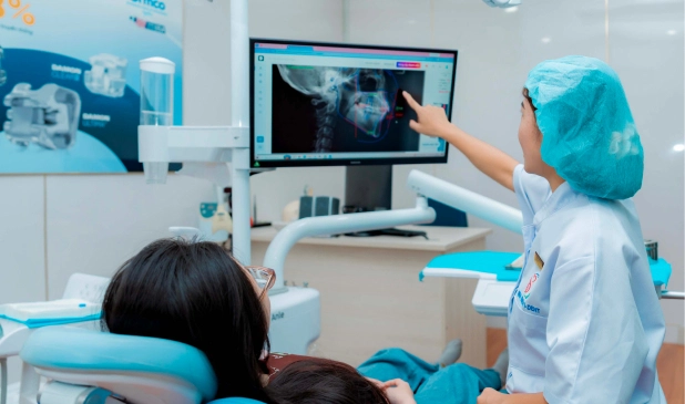 Bác sĩ CKI Nguyễn Thị Hồng Như trong điều trị bệnh nhân