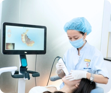 Bác sĩ đang quét dấu răng bằng itero lumina