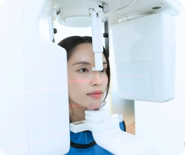 Bệnh nhân được chụp phim với máy CT Cone Beam