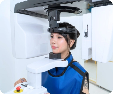 Bệnh nhân chụp phim bằng máy CBCT