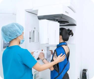 Phụ tá hỗ trợ thăm khám cho bệnh nhân