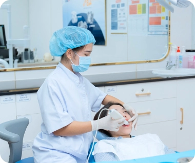 Bác sĩ scan răng 3D cho bệnh nhân