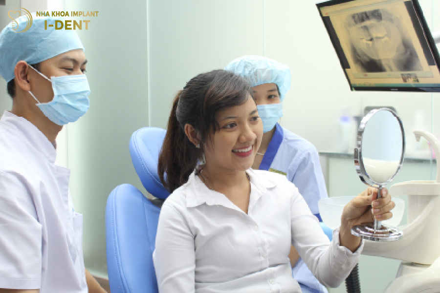 Chị Quỳnh Hoa với nụ cười tự tin sau khi hoàn thiện quá trình dán sứ Veneer Chị Quỳnh Hoa với nụ cười tự tin sau khi hoàn thiện quá trình dán sứ Veneer